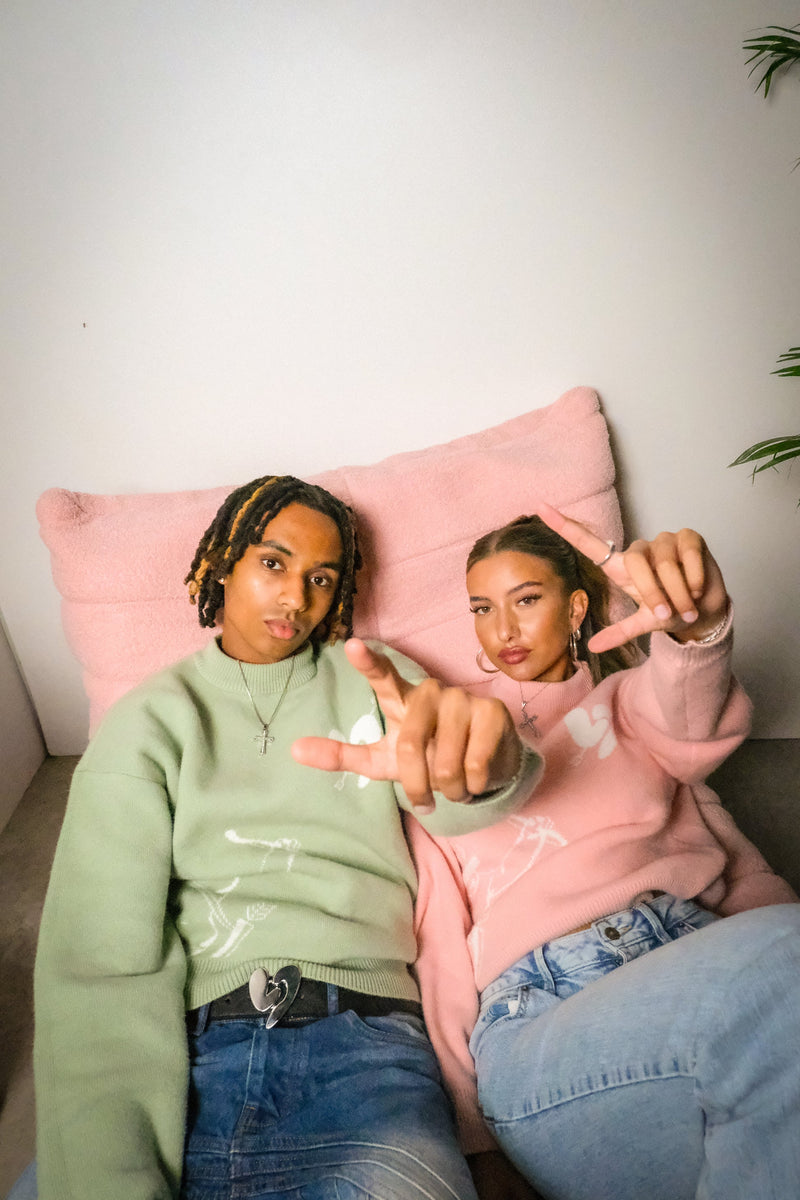Oversized Knit “Arrow of Love” – 244574